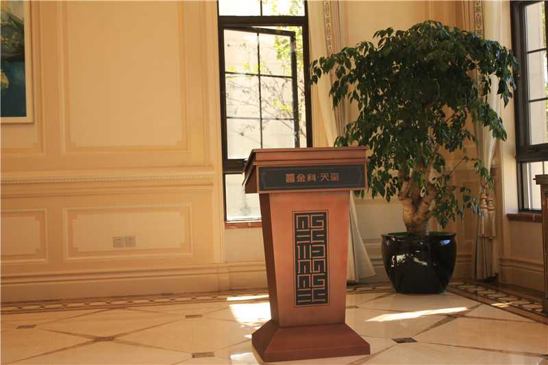 在標(biāo)識設(shè)計中，色彩帶給人的感受